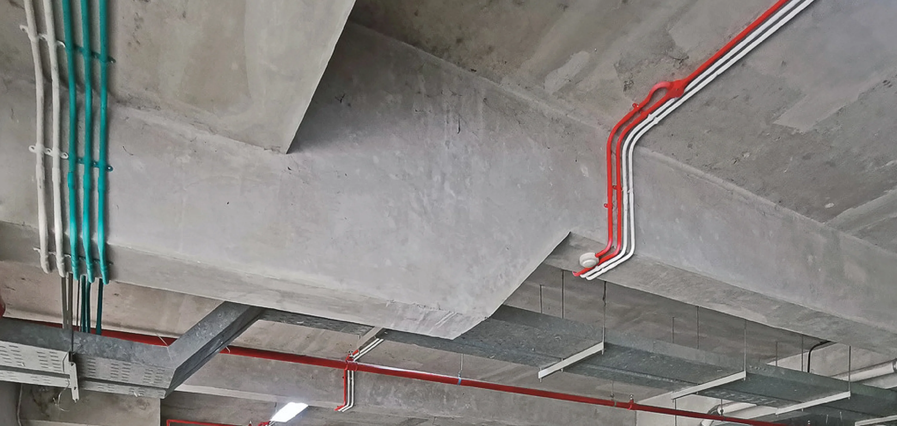 Instalasi pipa conduit di plafon beton