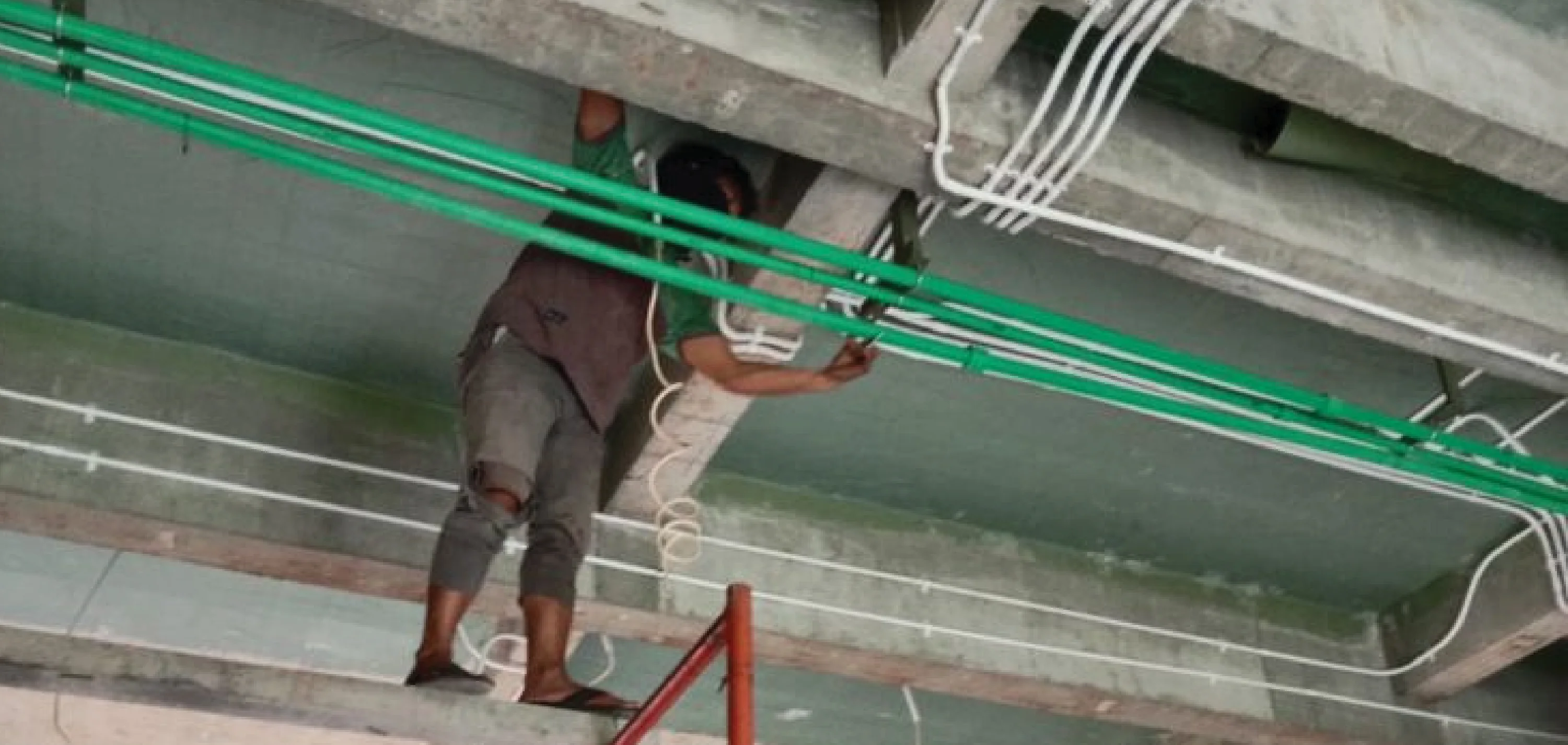 Teknisi memasang pipa PPR hijau